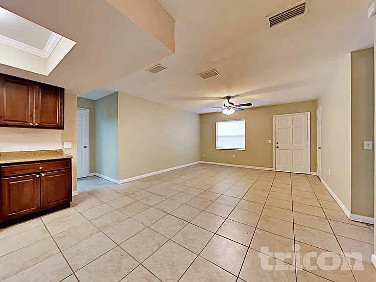 1218 Windsor Cir — Photo 6
