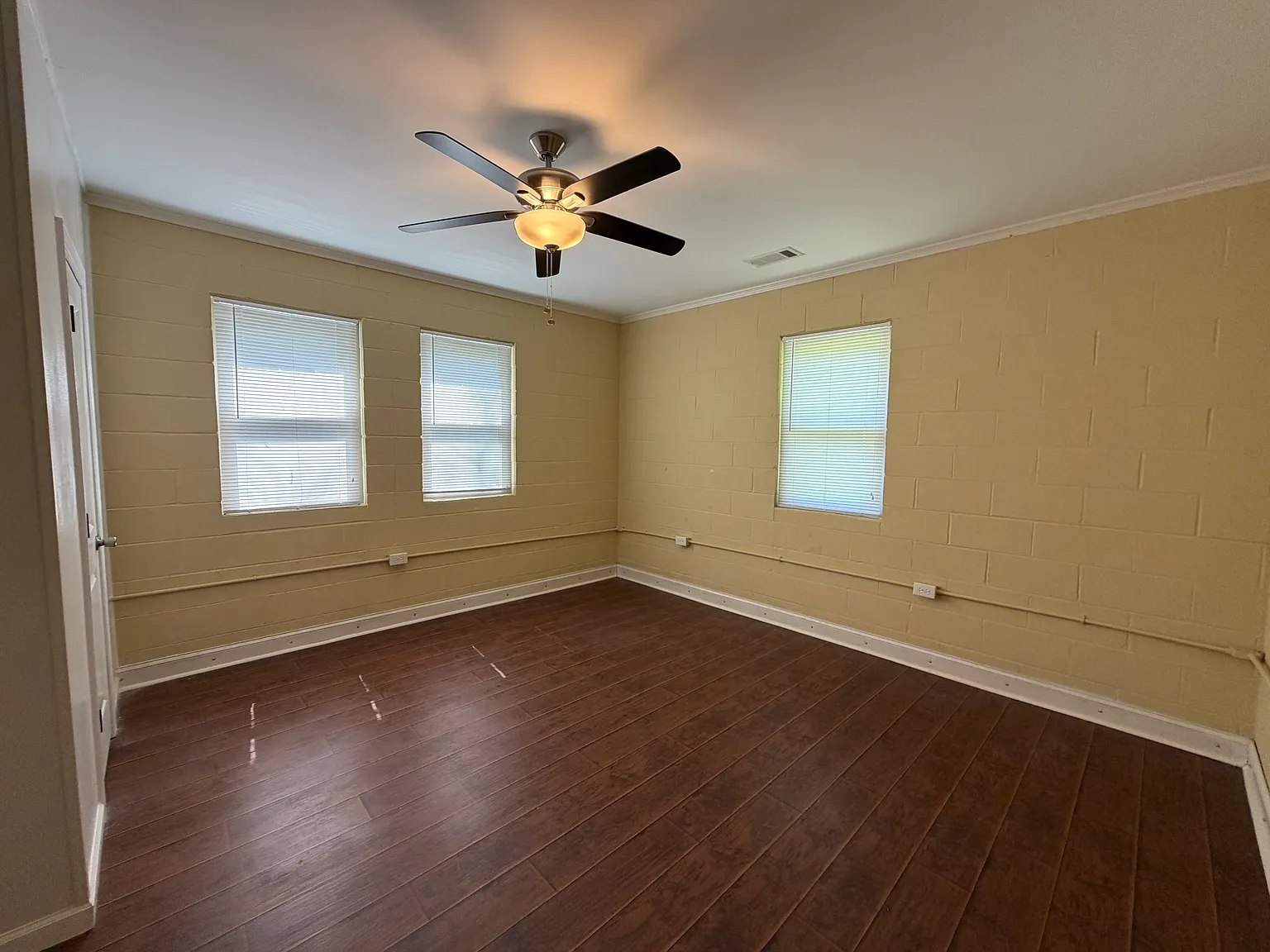 3 bed, 2000 sqft, $1,700 — Photo 2