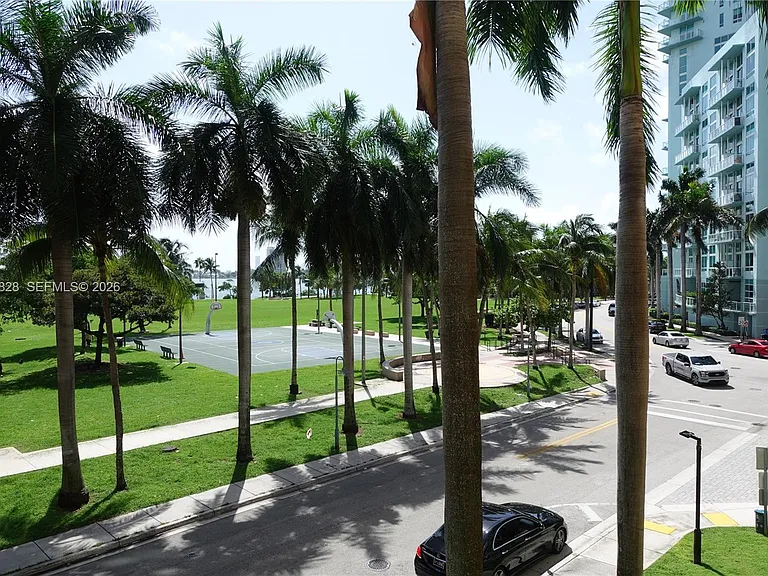 2000 N Bayshore Dr #211 — Photo 14