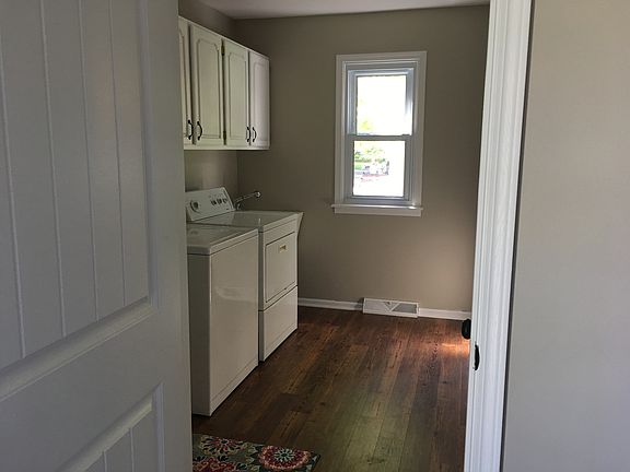 Laundry mud room off garage 
