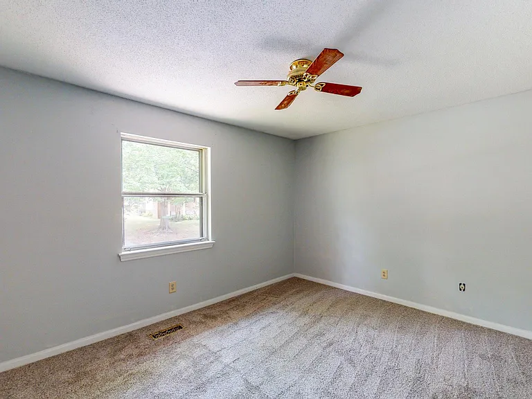 916 Huntington Cir — Photo 36