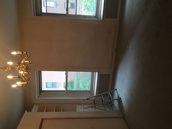 5th image of 213 E 48th St