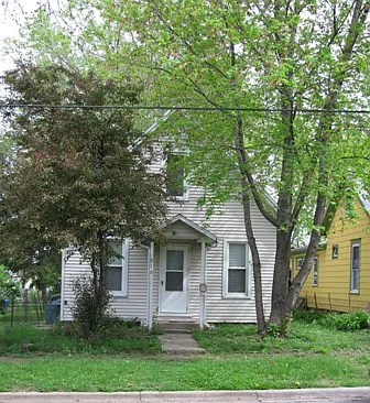 910 E Water St photo 1