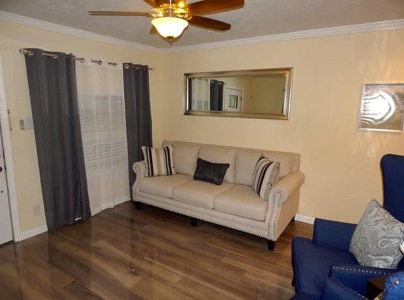 3 bed, 2.0 bath, 1120 sqft, $1,750 — Photo 2