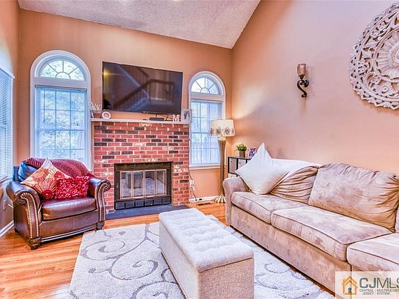 3rd image of 34 Dorchester Dr