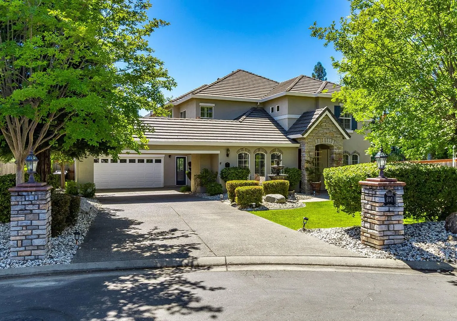 Beautiful Executive Home, 4 Bedrooms, 3.5 Bathrooms in Desirable Granite Bay — Photo 1