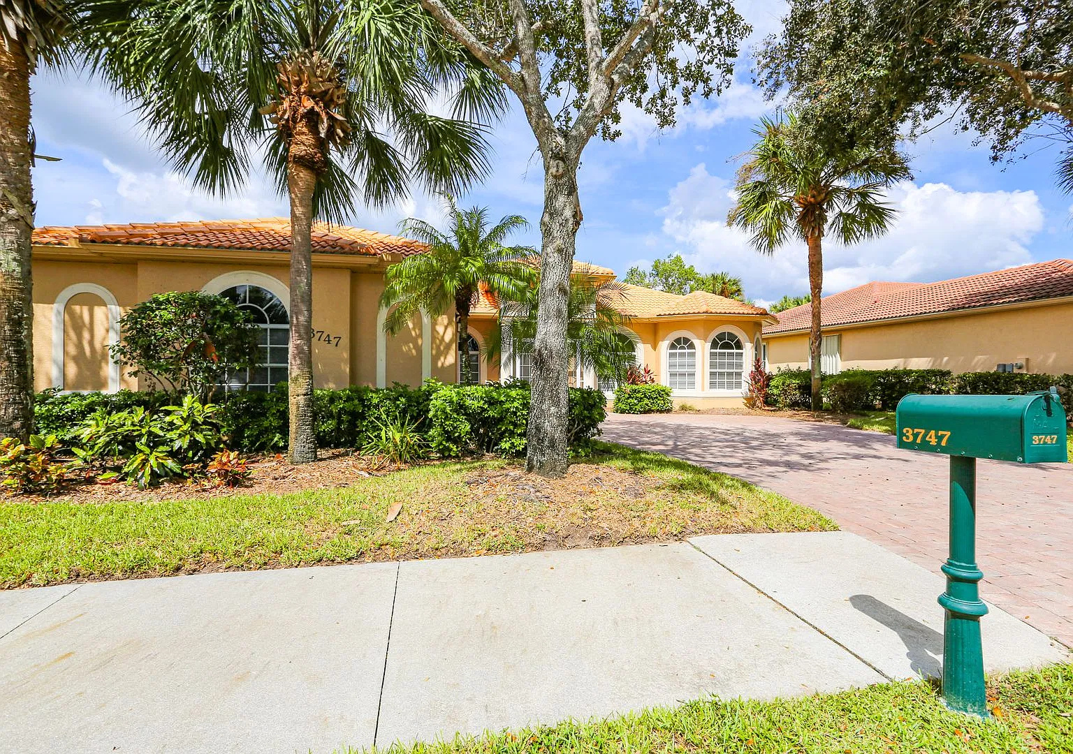 Pool Home On Canal Great For Fishing And Kayaking 3 Bed/2 Bath Single Family Great Community — Photo 2