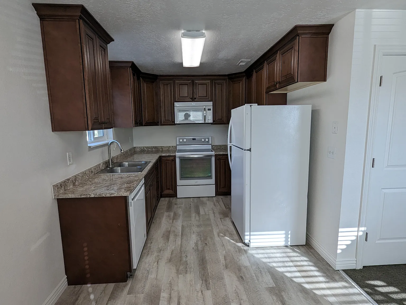 2 bed, 825 sqft, $1,300 — Photo 1