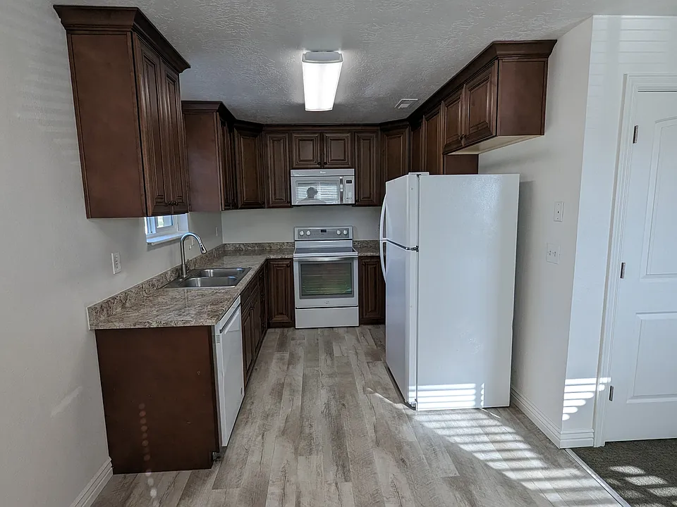 677 W Lebon Cir