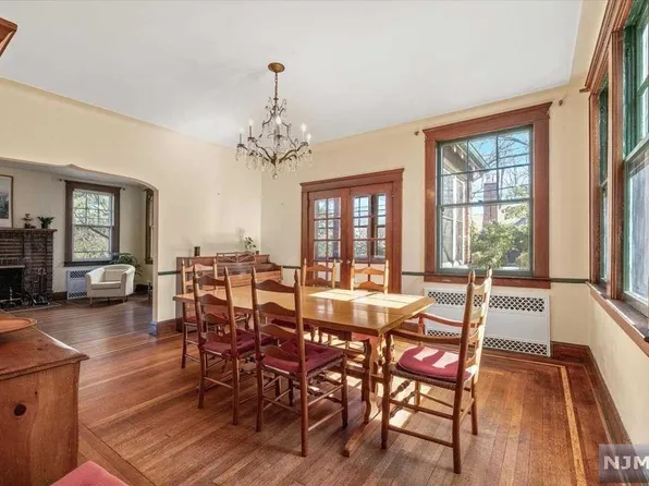 456 Park Ave, Leonia, NJ 07605