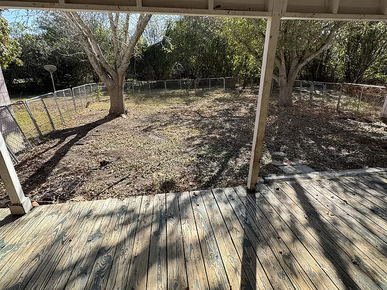 302 S Burleson — Photo 17