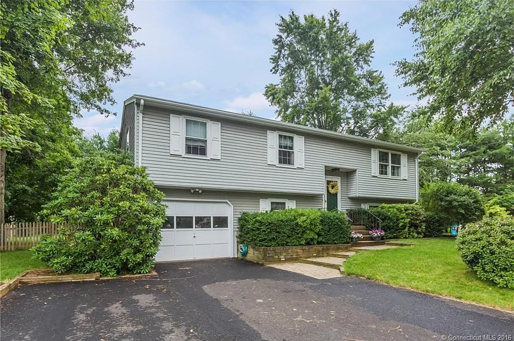 3 bed, 1.5 bath, 1686 sqft, $3,300 — Photo 2