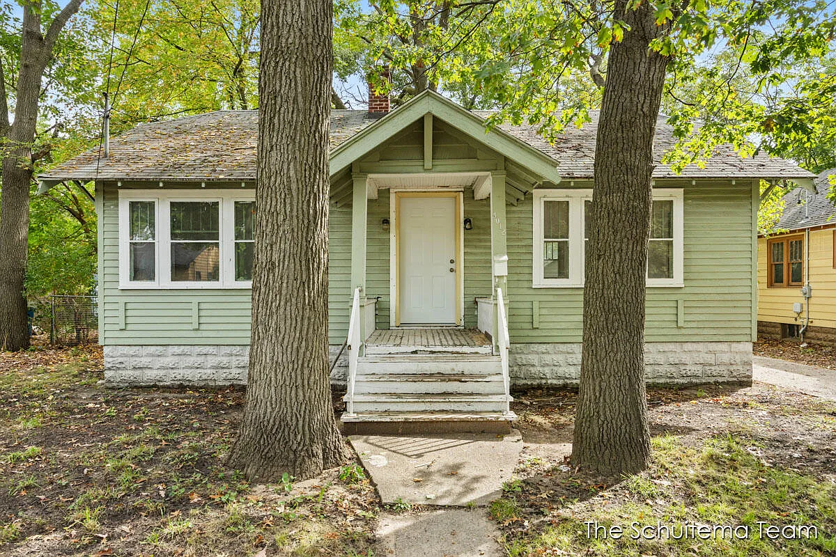 3012 9th St photo 1