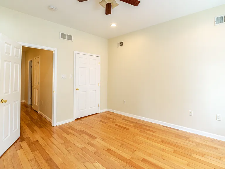 2134 Sears St — Photo 10
