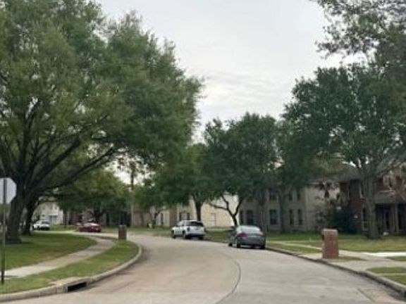 Exterior Neighborhood (street photo)
