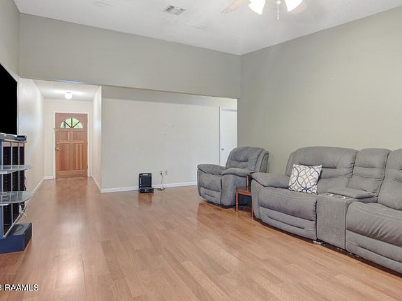 5th image of 117 Aspasie Dr