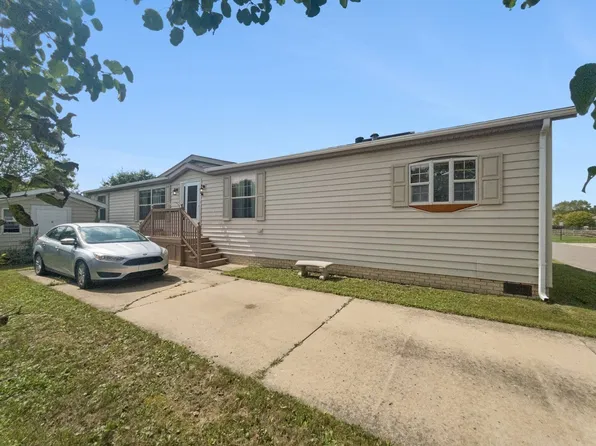1243 Nottingham Dr, Northville, MI 48167
