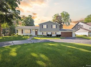 5100 Surfwood Dr, Commerce Township, MI