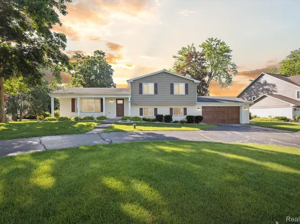 5100 Surfwood Dr, Commerce Township, MI 48382