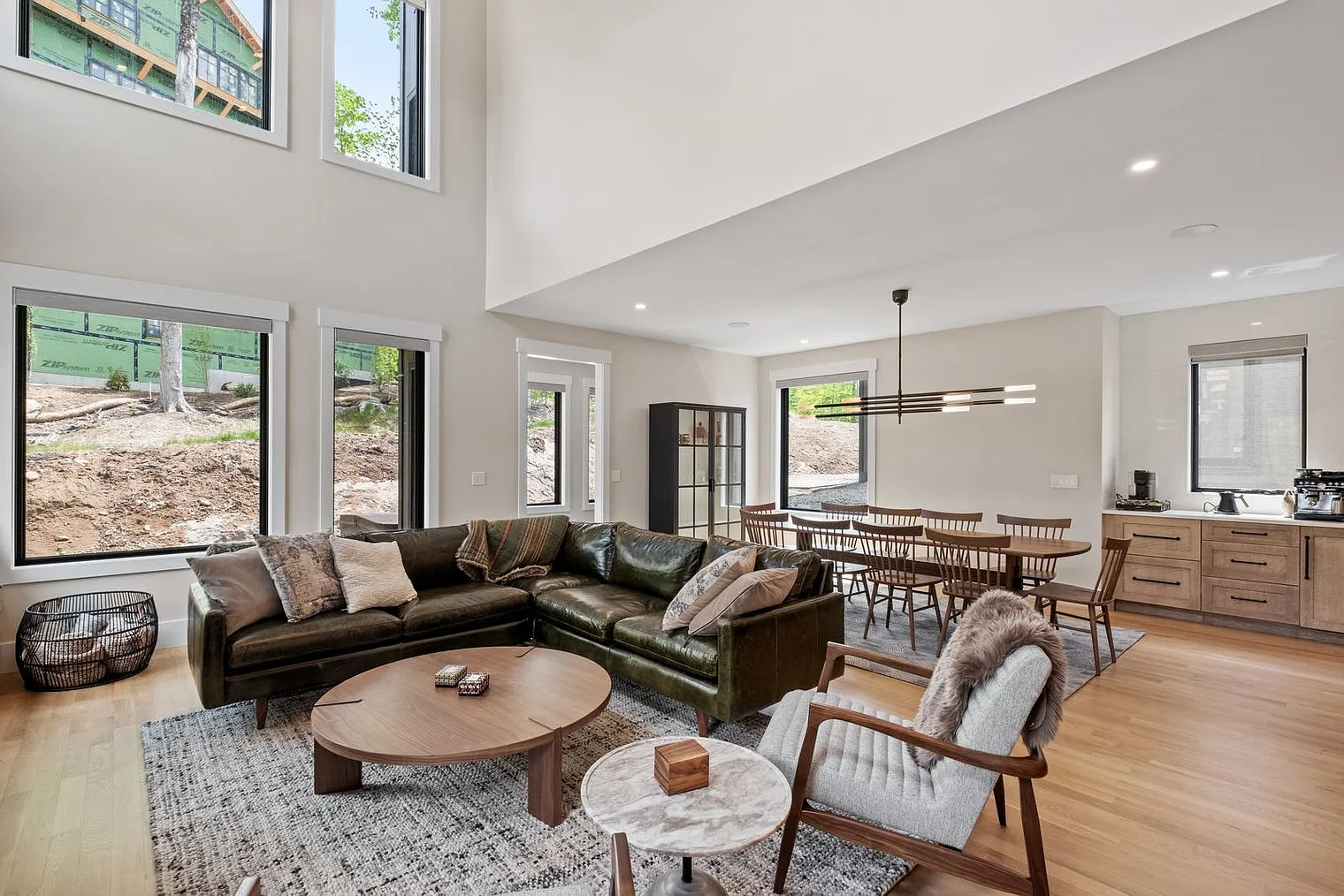 5 bed, 3.5 bath, 34444 sqft, $22,759 — Photo 2