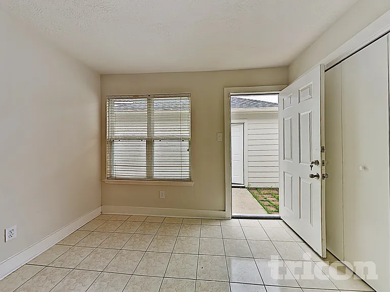 15810 W Park Ct — Photo 5
