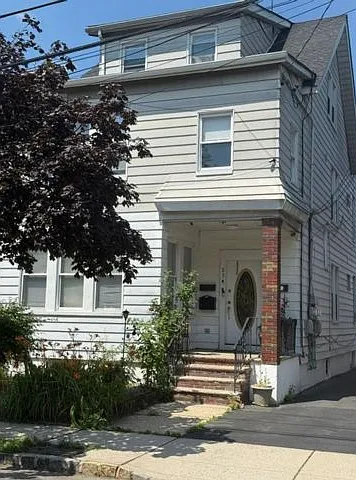 27 Parkview Ave — Photo 2