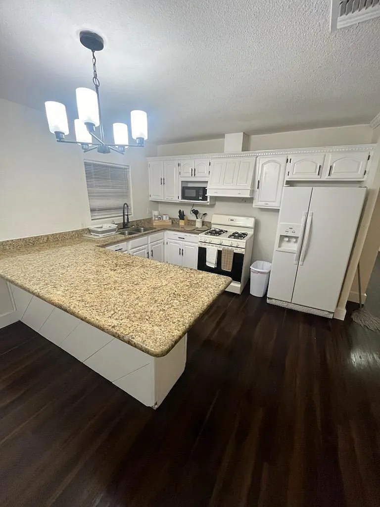 4 bed, 2.0 bath, 2000 sqft, $866 — Photo 3