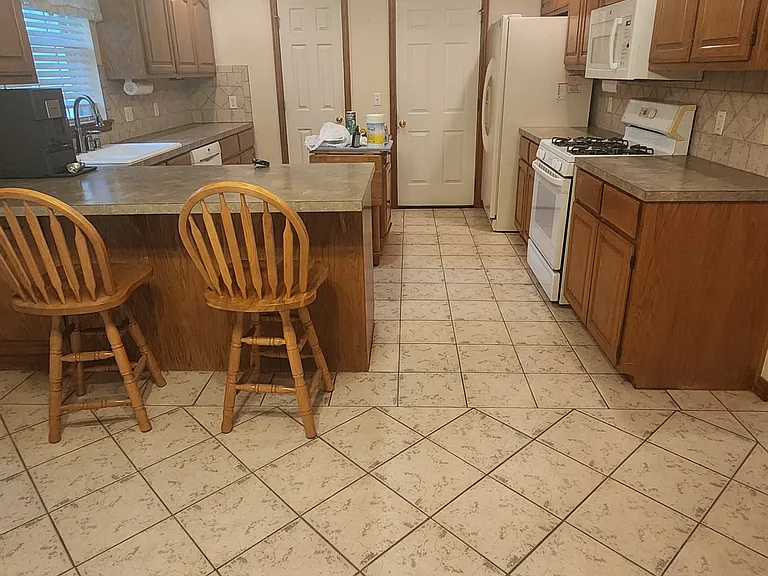 1848 Crestview Cir — Photo 6