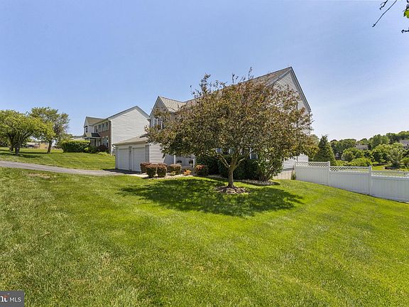 3rd image of 1305 Colwell Ln