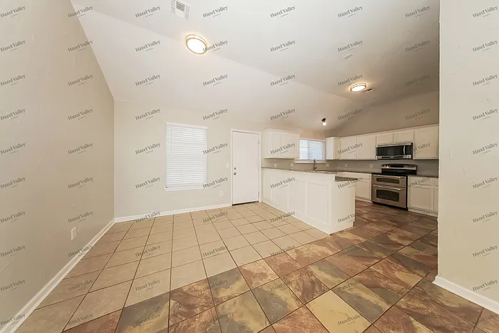 4 bed, 2.0 bath, 1756 sqft, $1,840 — Photo 4