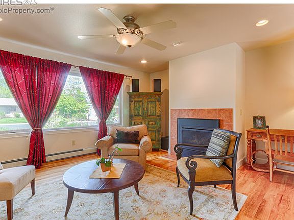Living Room with fireplace