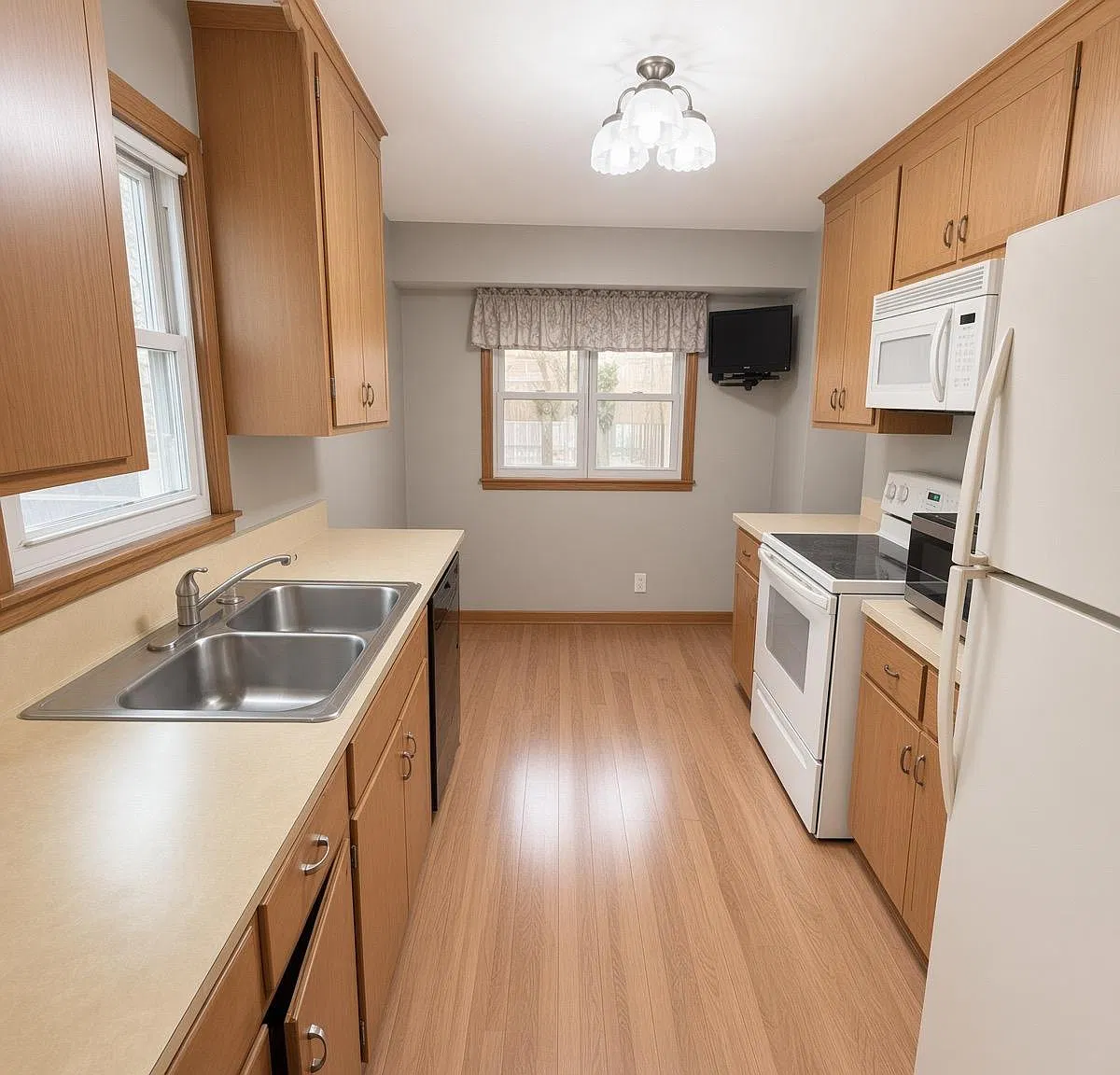 3 bed, 1.0 bath, 2600 sqft, $2,600 — Photo 4
