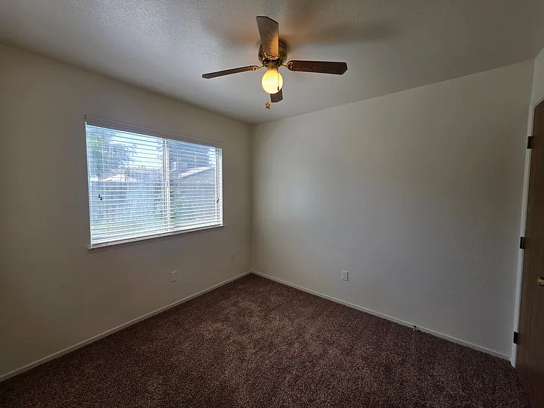 2211 W Sweet Ct — Photo 7