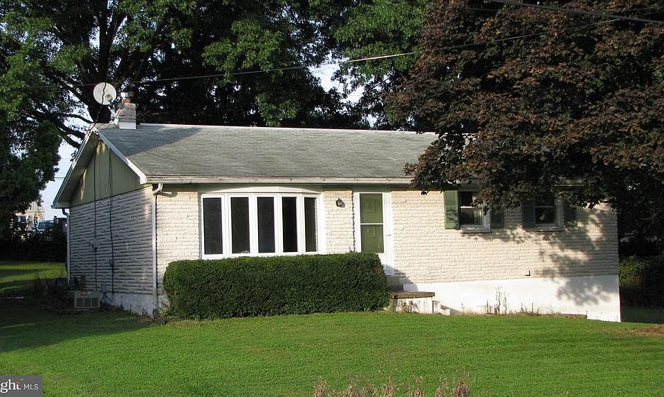 1st image of 903 Willow Ln