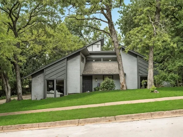 2203 Park Hill Dr, Arlington, TX 76012