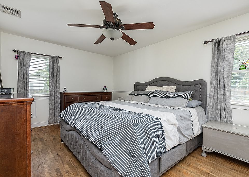 1st image of 10 Valerie Ln