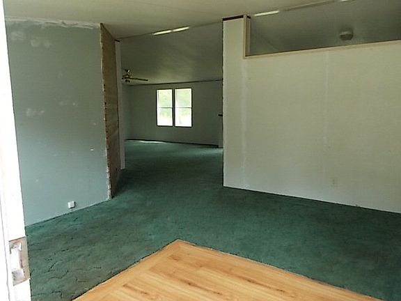 3rd image of 215 Oleander Cir