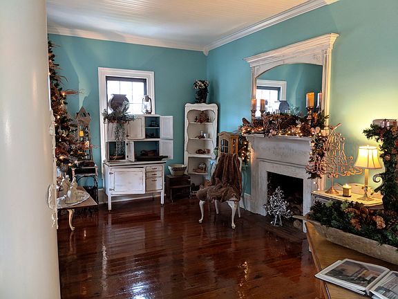 Family w/FP & hardwoods