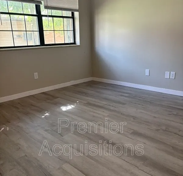 201 E Woodlawn Ave #15 — Photo 4