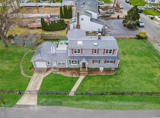 1064 Celia St, West Islip, NY 11795
