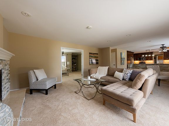 4th image of 3930 Charlemagne Dr