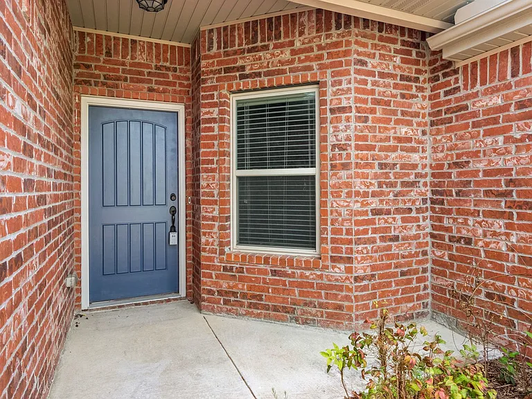 1166 S Blue Willow Ave — Photo 4