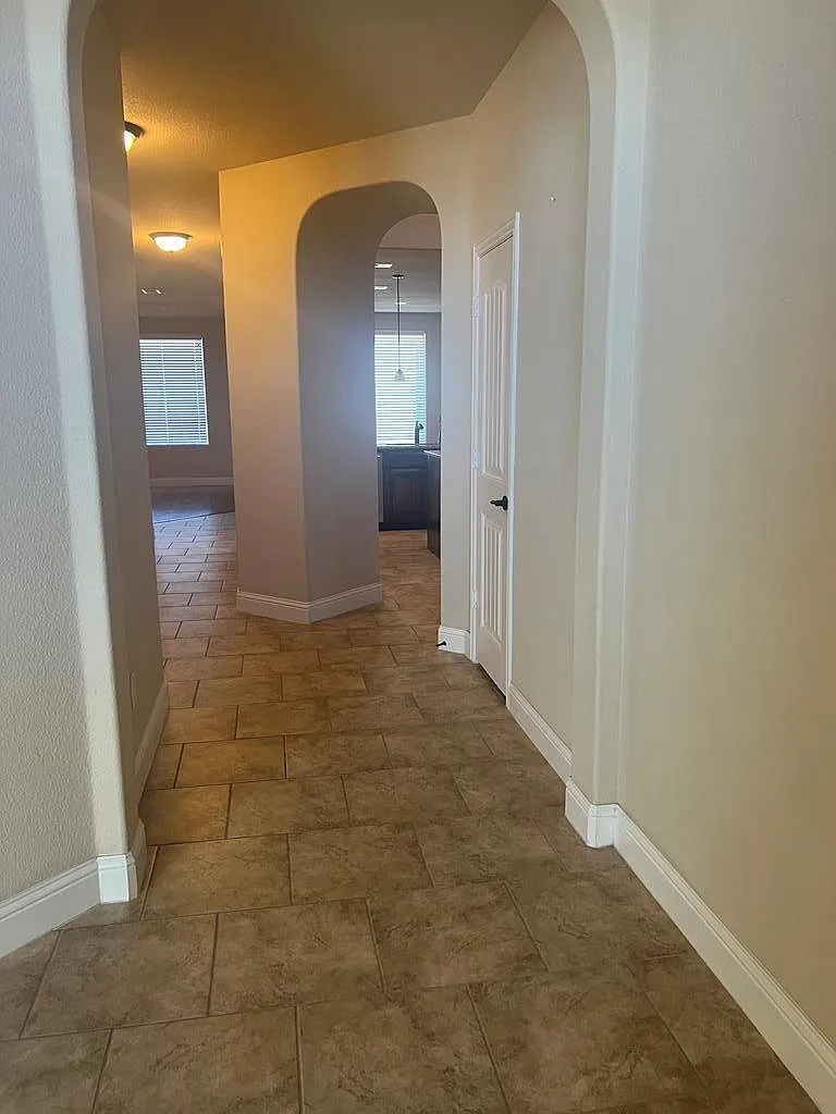 3 bed, 2.0 bath, 1859 sqft, $2,700 — Photo 2