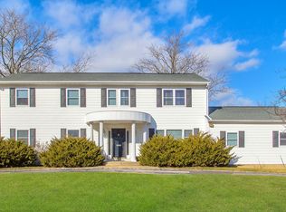 22 Falcon Rd, Roslyn, NY 11576