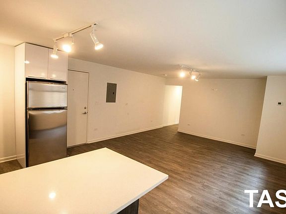 3rd image of 941 W Winona St #206
