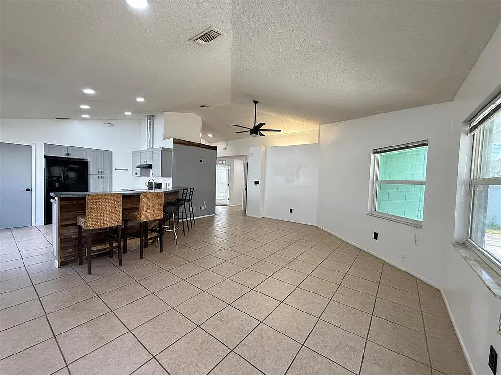 3 bed, 2.0 bath, 1352 sqft, $2,500 — Photo 2