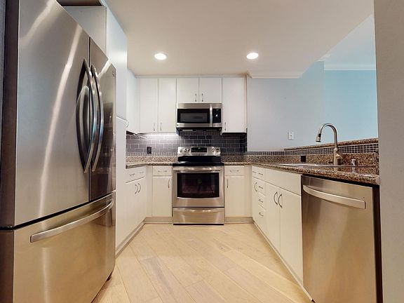 4th image of 260 King St Unit 415