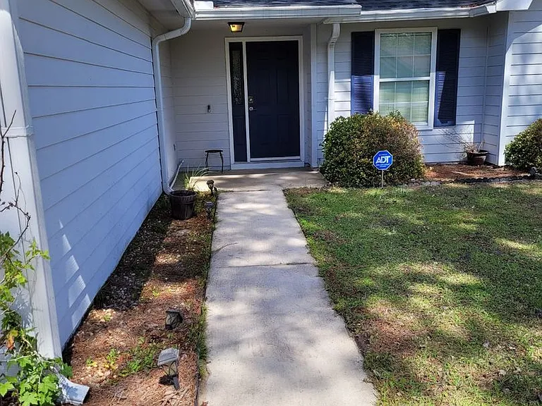 124 Huntington Dr — Photo 2