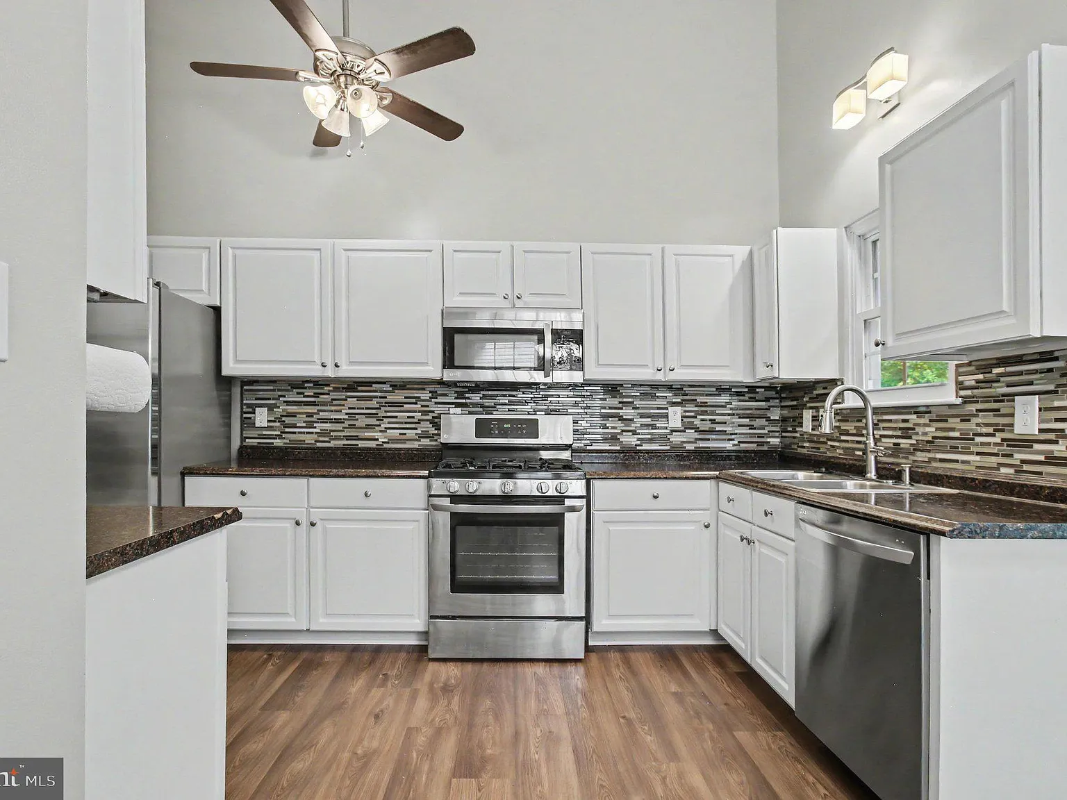 3 bed, 2.0 bath, 1050 sqft, $2,299 — Photo 3