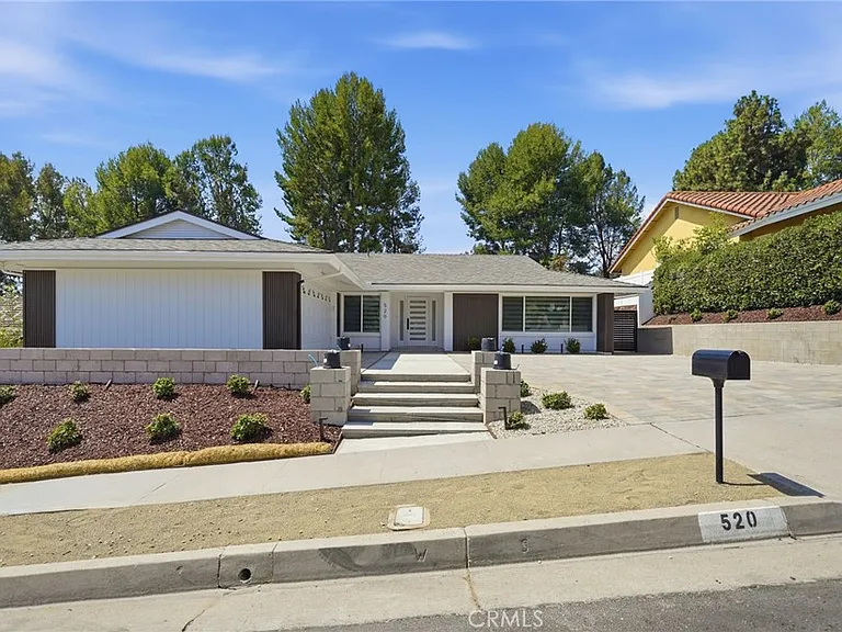 520 W Country Hls — Photo 2